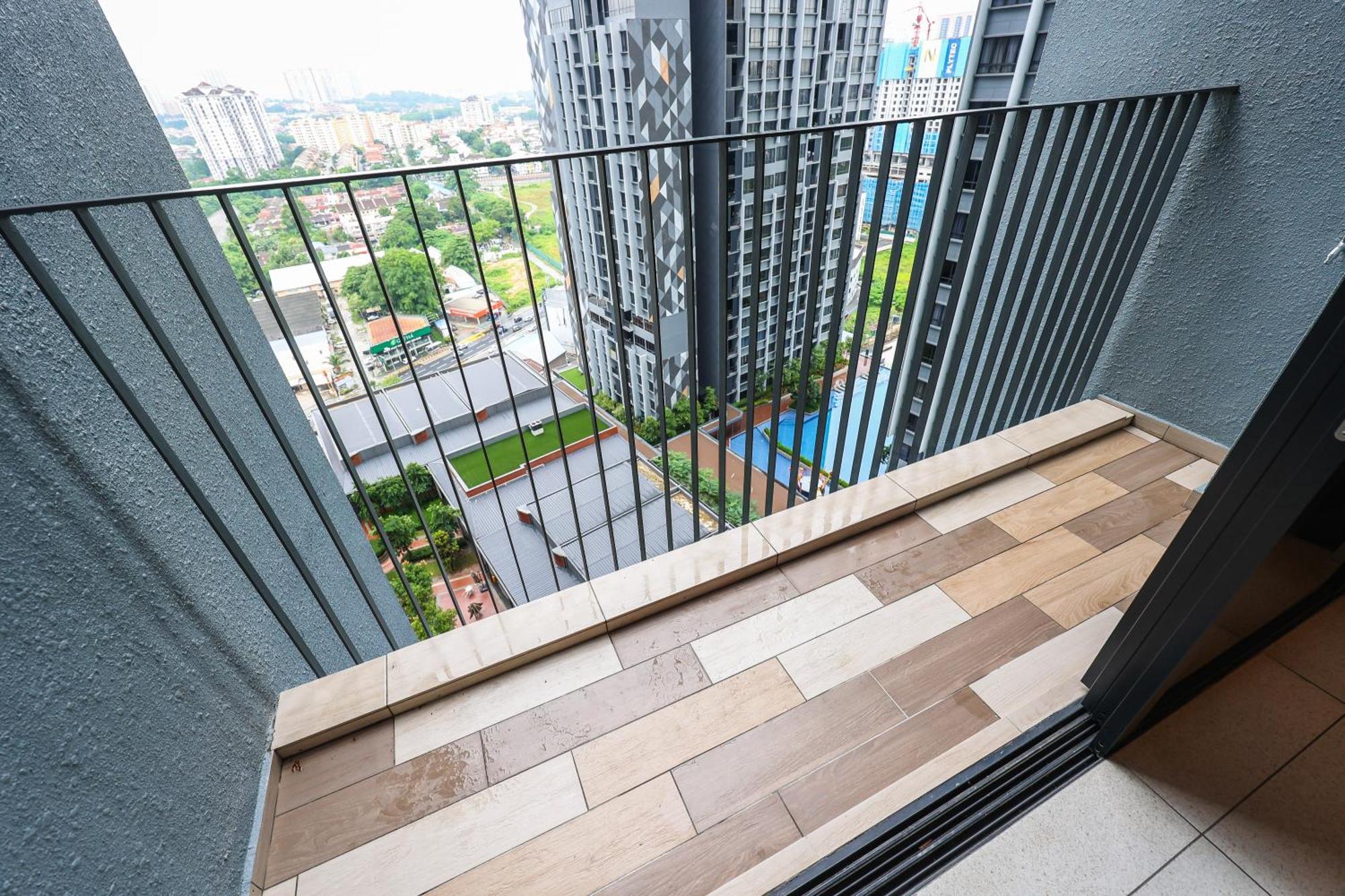 Millerz Square By Mykey Leilighet Kuala Lumpur Eksteriør bilde A balcony in a condominium