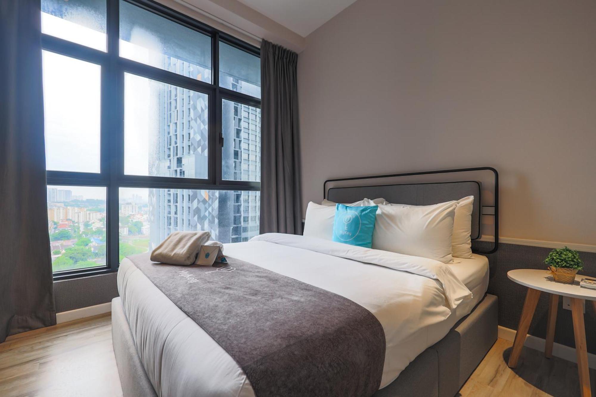 Millerz Square By Mykey Leilighet Kuala Lumpur Eksteriør bilde A bedroom at a serviced apartment in Kuala Lumpur, Malaysia.