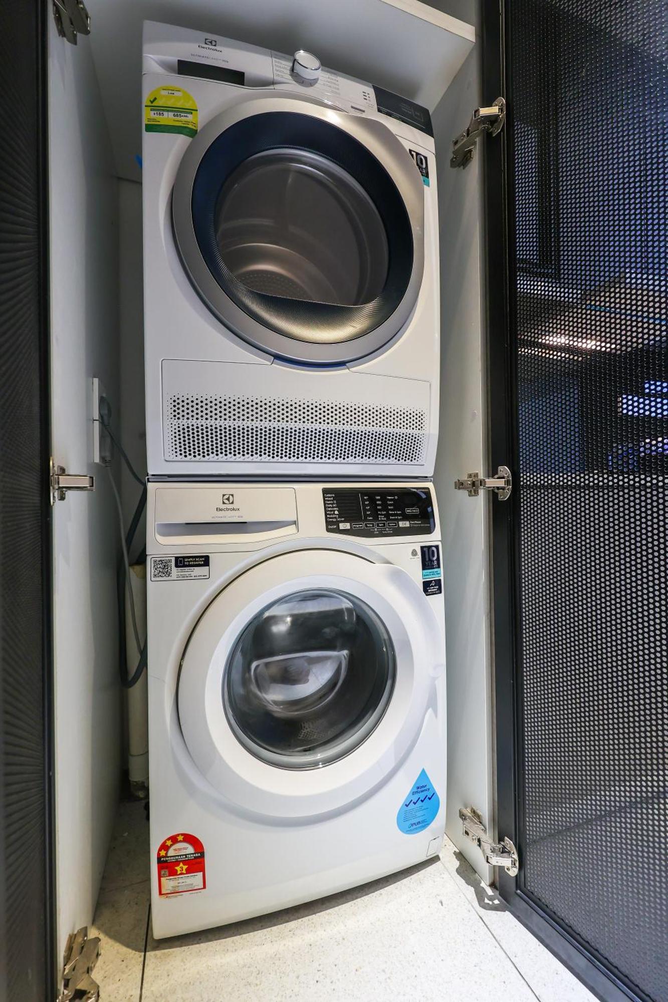 Millerz Square By Mykey Leilighet Kuala Lumpur Eksteriør bilde A clothes dryer (top) and a washing machine (bottom)