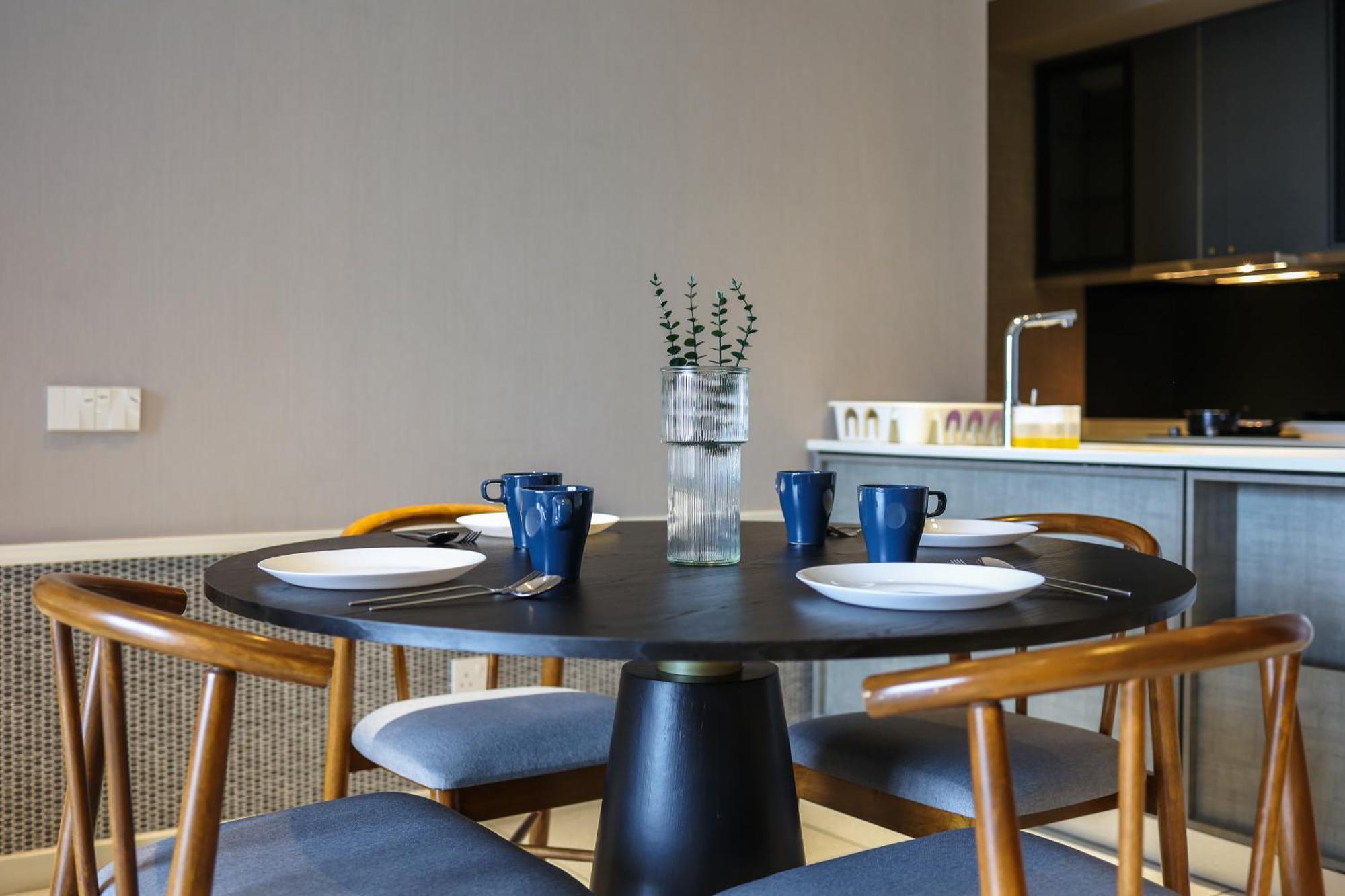 Millerz Square By Mykey Leilighet Kuala Lumpur Eksteriør bilde A dining table with four chairs