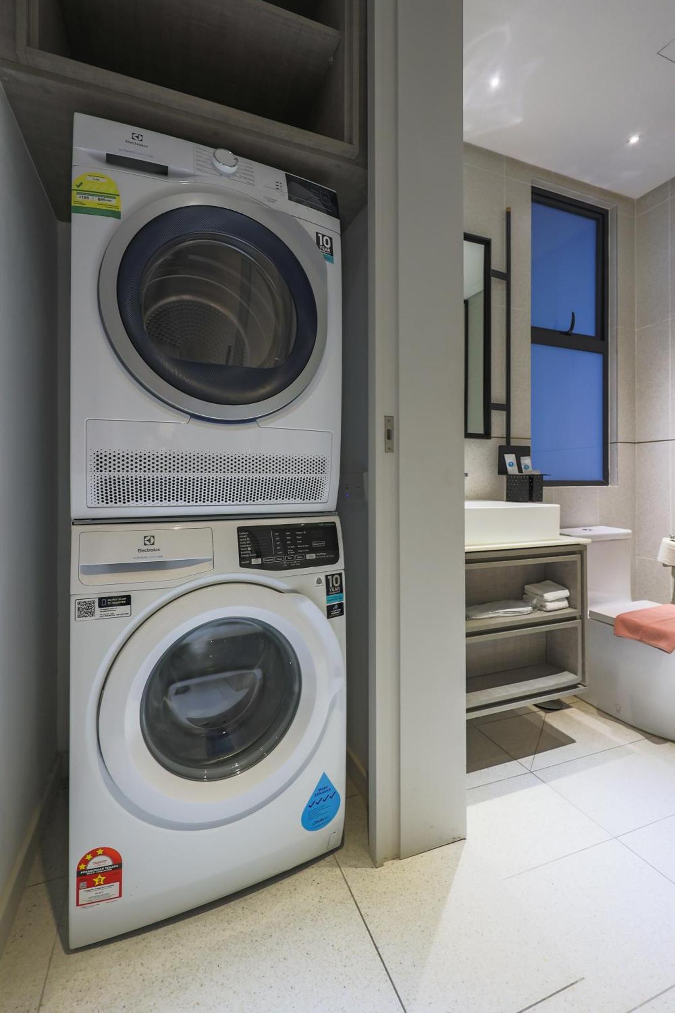 Millerz Square By Mykey Leilighet Kuala Lumpur Eksteriør bilde A stacked washer and dryer